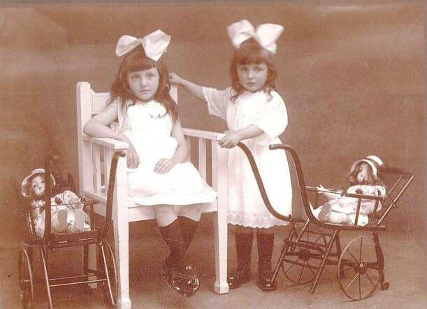 Chaja and Mirjam Wallinski.