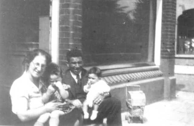 Henderika (Rika) en Meijer Leman met hun ouders Abraham en Annette Henriët Leman-Kroonenberg (en)