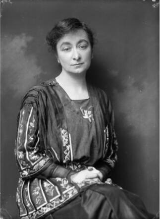 Estella Boas Kogel 1919 pose2.png