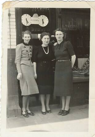 Tiny de Vries-Pol, Henriëtte van der Kar en Rie Kramer..jpg