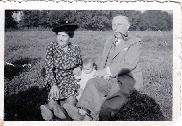 Betsy Delmonte-Speijer en Samuel Delmonte met hun kleinzoon Max de Vriend, 1942