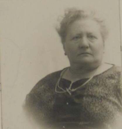 Esther Quiros.png