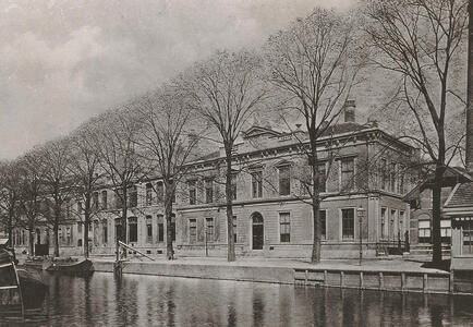 Gebouw voor scheikunde Westvest Delft.jpg