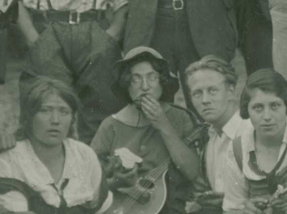 Leentje Duis-Overste, met madoline afgebeeld tijdens een anti-verkiezingsbijeenkomst op het terrein van Kees Boeke in Hilversum, 1925
