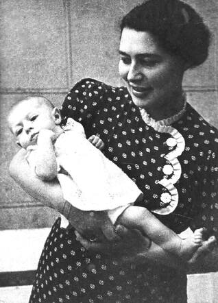 Anna Rosa Hes-van Gelder and daughter Mathilde Henriëtte.