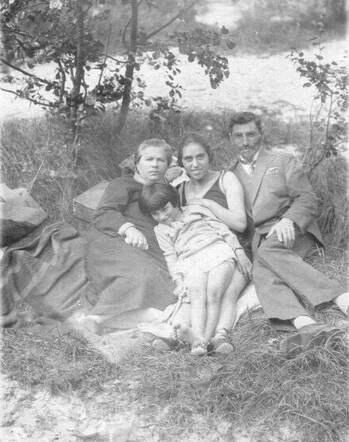 Sternfeld, Edith in middle with younger sister Ruth and parents Henriette:Ephraim.jpg