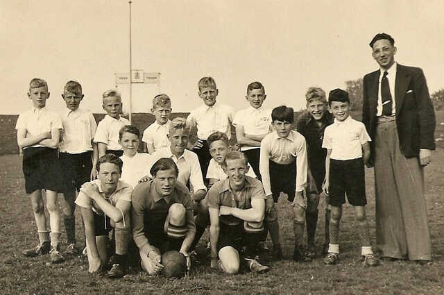 Elias Blocq (rechts) met zijn zoontje Benny bij voetbalvereniging Be Quick, Haren 