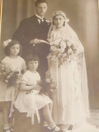 Trouwfoto van Esther Elisabeth van Gelder en Maurits Vos, met de nichtjes (links) Lena Scheffer en Lena Pach.