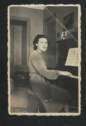 Doris Mak achter de piano, 1940-740NF016210_7.jpg