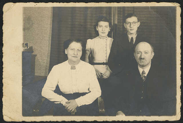 Fiszel Mak, zijn vrouw Rachela Mak-Linke, zoon Julius Mauritz en dochter Dora Mak, ca. 1940-737NF016209_3.jpg