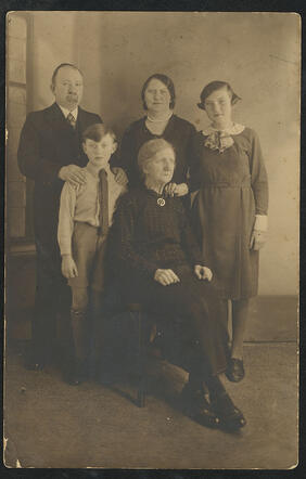 (gezin) Fiszel Mak, zijn vrouw Rachela Mak-Linke, zoon Julius Mauritz Mak en dochter Dora Mak en grootmoeder Szajndla Linke-Schweitzer, 1935-737NF016209.jpg
