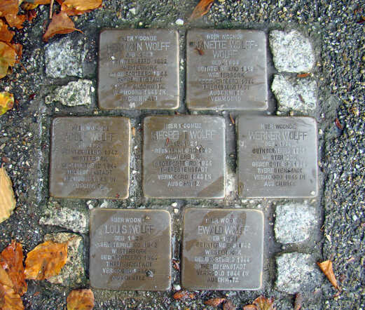 stolpersteine familie wolff 6 oktober 2011.jpg