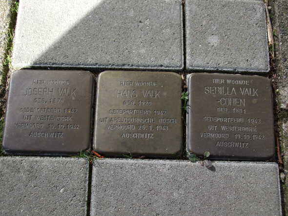 Stolpersteine voor huis opa Valk.JPG