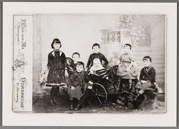 Familiefoto met de dochters van Izaak Braadbaart en Esther Monasch, circa 1889