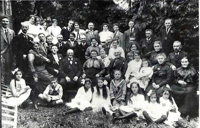 Izaak Slager 25 jaar, 1916 met nummering.jpg