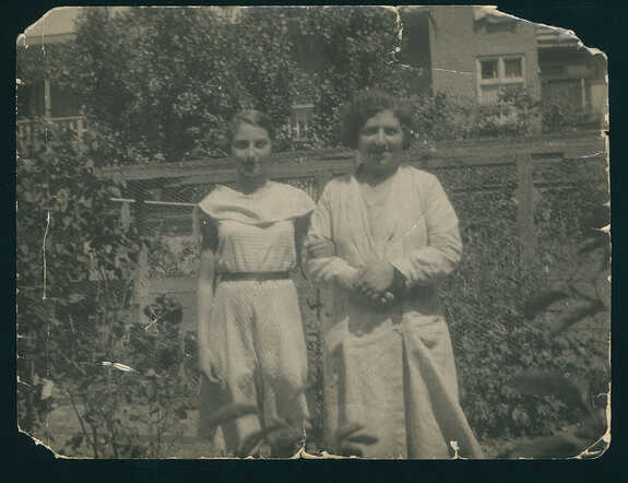Alida Buijs-Norden met haar dochter Frederika staand in een tuin, ca. 1930