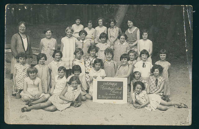 Klassenfoto van de vierde klas van de Plantage School tijdens een uitstapje naar Bergen (NH) met waarschijnlijk Catharina Buijs, 1930