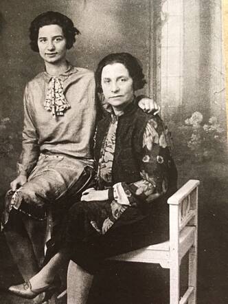 Henderika Cohen (sitting on the right) and her daughter Keetje Wilhlemina Eijl (on the left)