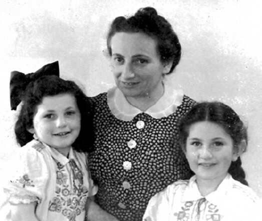 Ina and Leny (right) Frank with their mother Emma Frank-Roeper