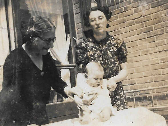 Rosetta van den Berg-Bosman met haar dochter Maria Moses-van den Berg en kleindochter Elza Moses.