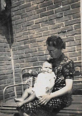 Maria met haar dochter Elza, waarschijnlijk 1941.jpg