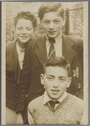 Portretfoto met Max, Esther en Barend Smeer met jodenster, 1942