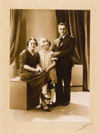 Henderina van Delft,  haar broer Levie en zus Marianne, circa 1930