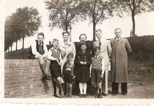1941 - Pieter Hartog & familie Brilleman, Beemster.jpg