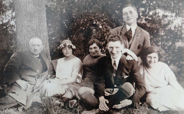 ca 1930 gezin Jozef en Diena.JPG