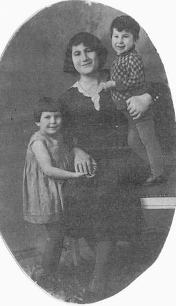 Annetta (Netty) and Salomon (Salo) Seijffers with their mother Heintje Seijffers-Cohen in 1931