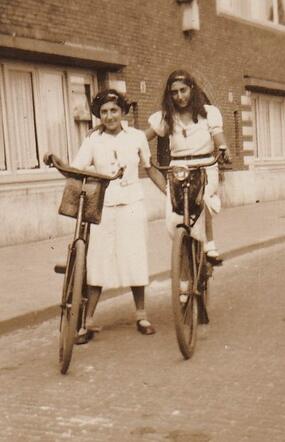 Hanna Blitz (r) and her sister Catharina.