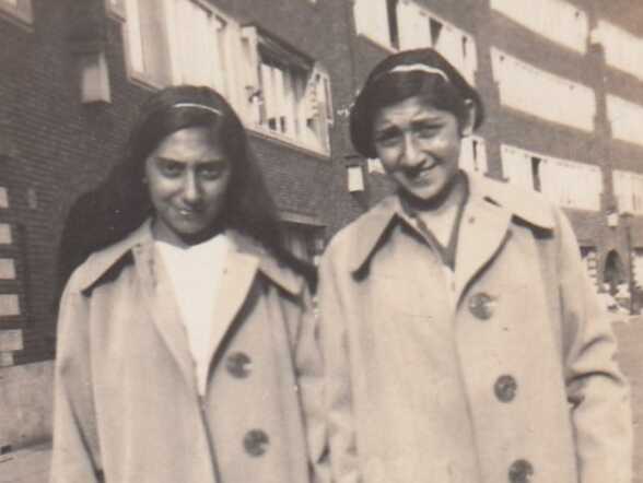 Hanna (l) and her sister Catharina Blitz.