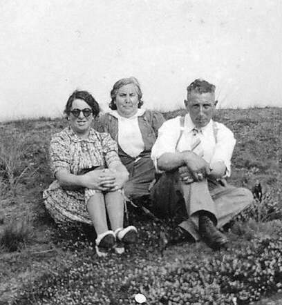 Maurits van Thijn, his wife and sister-in-law.  