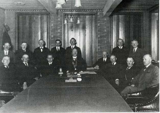 S Levie , staand vierde van links 1930.jpg