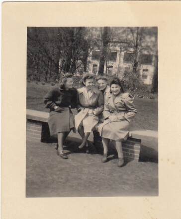 Julie Drukker met vriendinnen.jpg