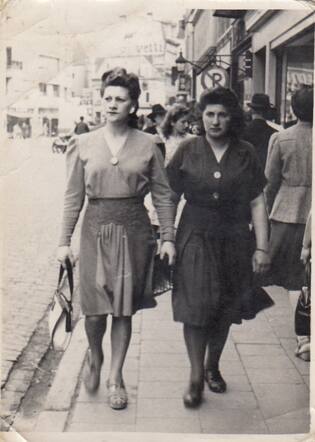 Julie Drukker rechts met vriendin.jpg
