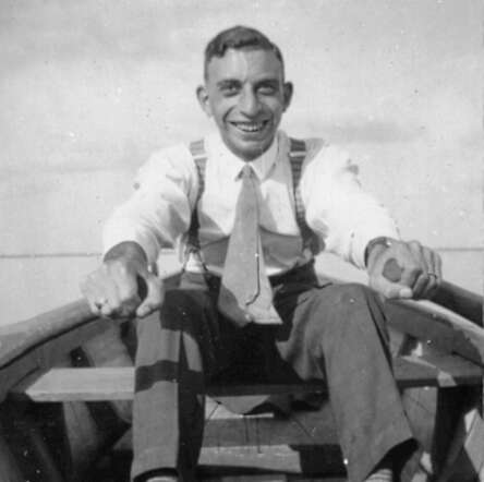 1929.02.01 sneek harry in de roeiboot.jpg