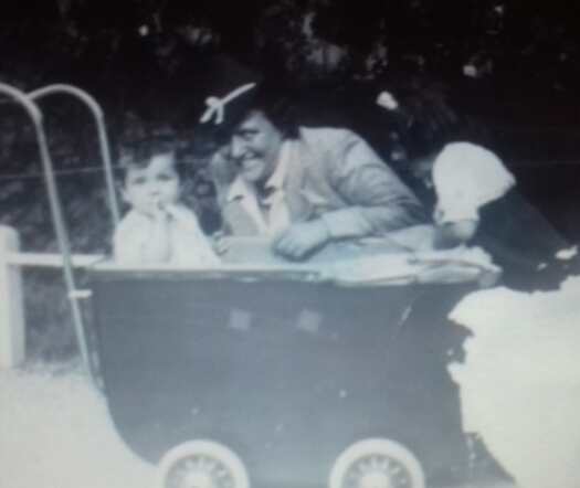 Marianna Schavrien-Blom met dochters 1939