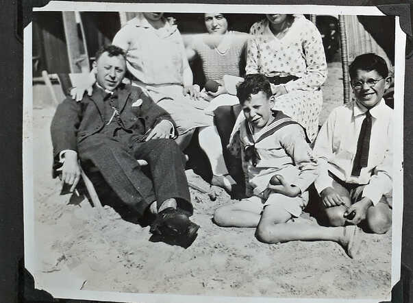 Sientje Slager, in het midden, op het strand.