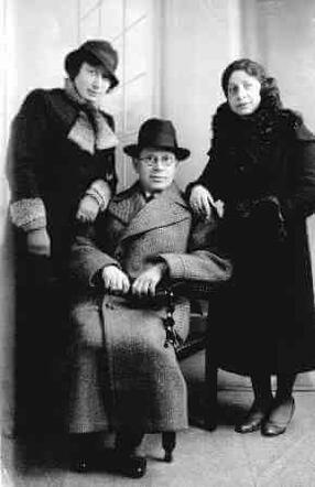 Arthur (midden) en Regina Rosine (rechts) Tannenberg-Rindsberg met een familielid.jpg