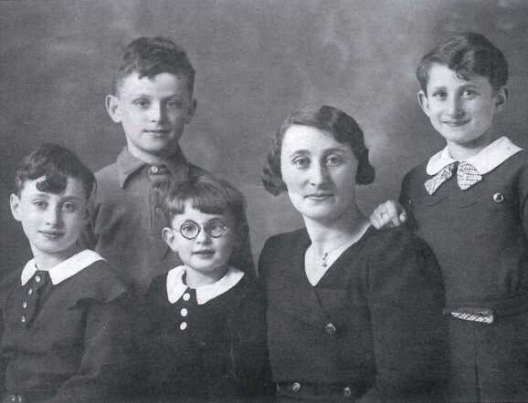 Esthella Carolina Cohen-ten Brink met haar kinderen, v.l.n.r. Henny, Gerrit, Josephine en Frieda.