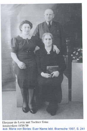 Erna de Levi  en ouders in A'dam 1938 of 39.jpg