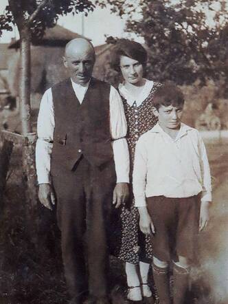 Louis van Straten and two of his children.