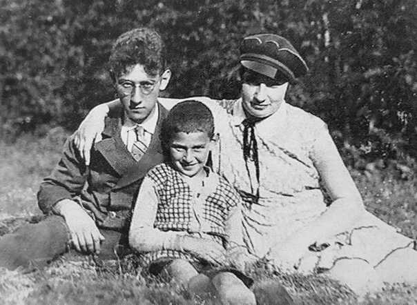 Three children of Louis van Straten and Minna Hes.
