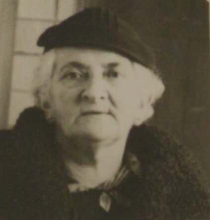 Esther Blits Hangjas.png