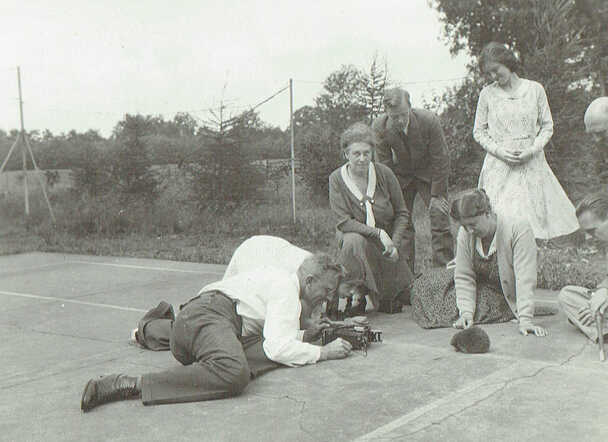 De Luchte 1930 Jan Valk fotografeert een egeltje. Met arm op knie Fiet Valk Cohen.jpg