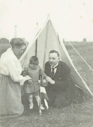 Fiet,Hans en Jan Valk. Hoek van Holland mei 1923.jpg