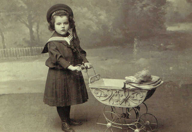 Saartje Valk met poppenwagen.jpg