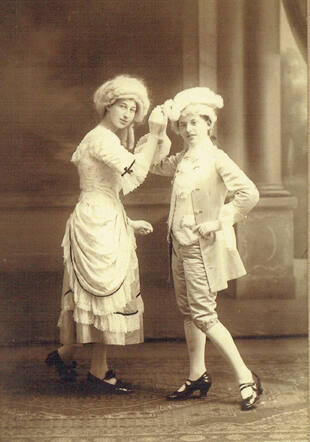 tableau vivant met (links) nichtje Jeanne Juliard.jpg