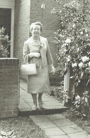 Trouwdag dochter, Sary voor haar huis in Maarn 1971.jpg